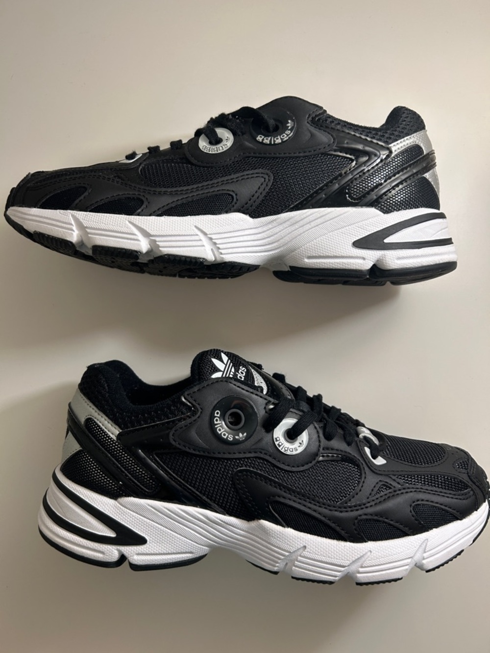 Adidas Sneakers